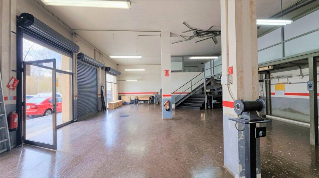 00619 - LOCAL IDEAL PARA NEGOCIO, PARKING O COCHERAS