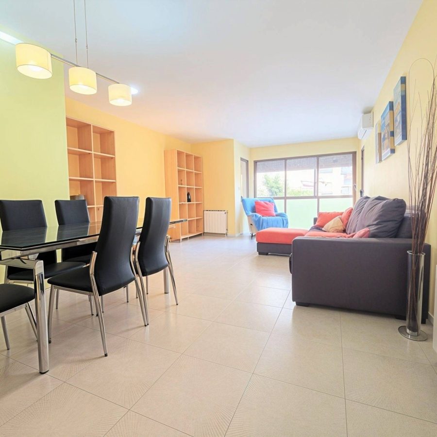 00677 - AMPLIO PISO DE 4 HABITACIONES PARA ENTRAR A VIVIR.  ¡ PARKING INCLUIDO !