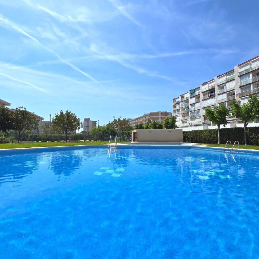 00733 - Compacto Apartamento en La Pineda - ¡A solo 100 metros de la Playa!